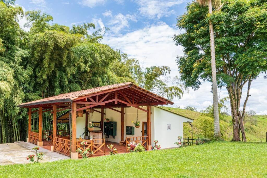 Agradable Cabana Cafetera Con Jacuzzi A 12 Min Del Centro De Pereira Exterior photo